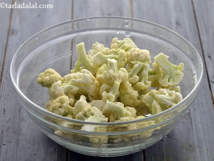 Step 9 – In a deep bowl, transfer the cauliflower florets.