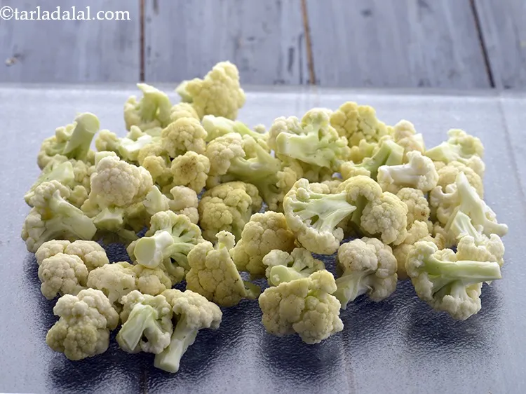 Step 1 – To prepare <strong>gobi matar sabzi recipe</strong>, firstly clean the cauliflower head, remove the leaves and …