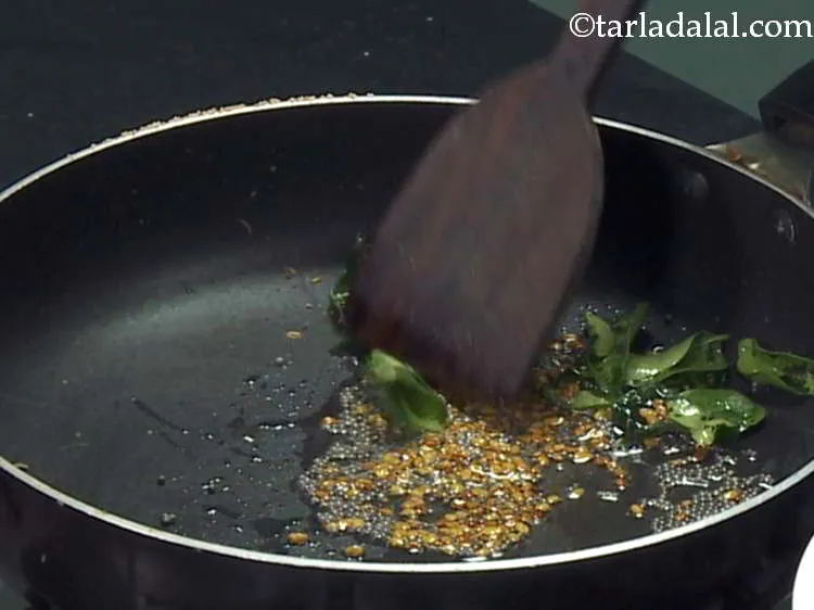 स्टेप 9 – मेथी के दाने डालें और धीमी आंच पर तब तक …