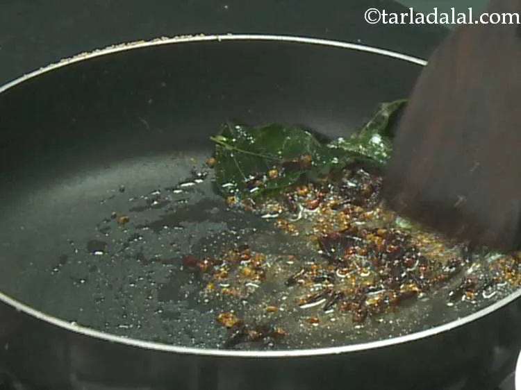 स्टेप 11 – अब, लौंग डालें और धीमी आंच पर कुछ सेकंड के …