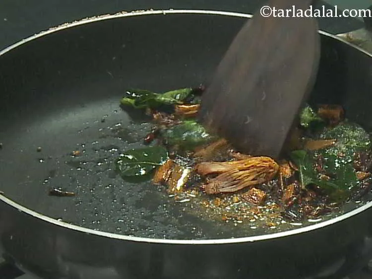 स्टेप 13 – अब, जावन्त्री डालें और धीमी आंच पर कुछ सेकंड के …