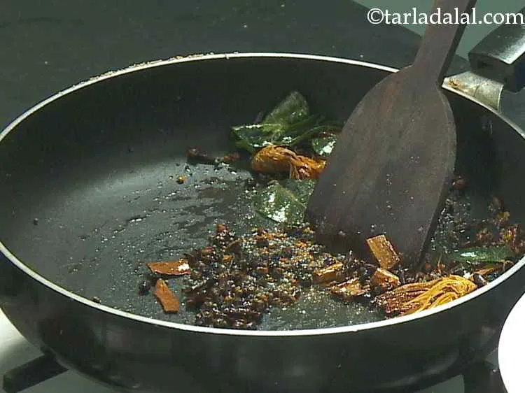 स्टेप 14 – उसके बाद, काली मिर्च डालें और धीमी आंच पर कुछ …