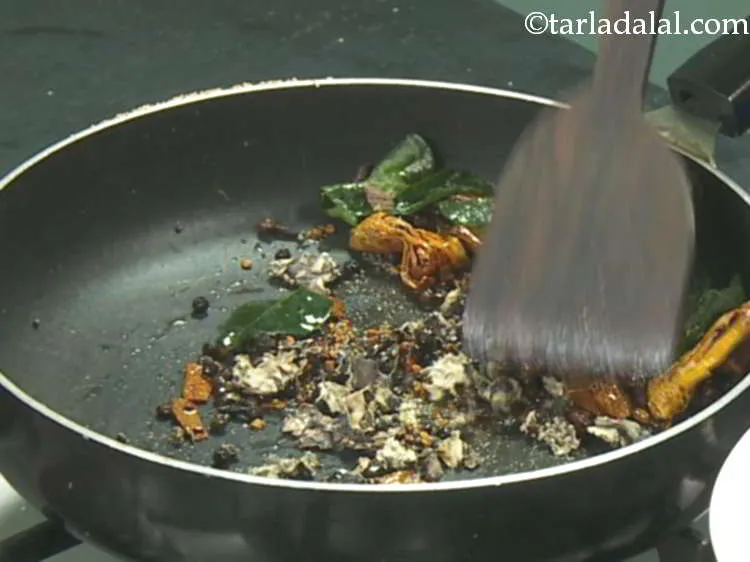 स्टेप 15 – अब, हम इस रेसिपी की सबसे महत्वपूर्ण सामग्री दगड़ फूल …