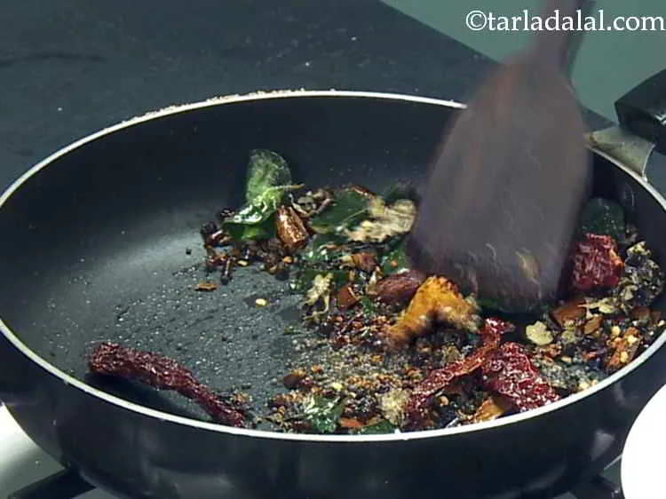 स्टेप 16 – सूखी कश्मीरी लाल मिर्च डालें और धीमी आंच पर १ …