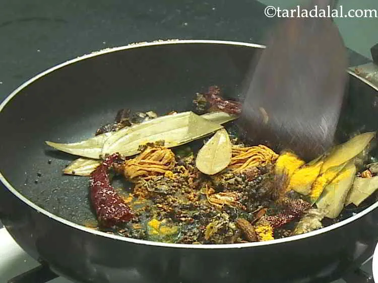 स्टेप 19 – हल्दी पाउडर डालें और आंच को तुरंत बंद कर दें। …