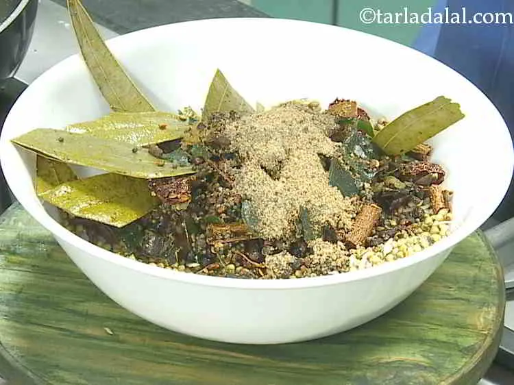 स्टेप 22 – अब, हम जायफल पाउडर डालेंगे। आप ताजा कसा हुआ जायफल …