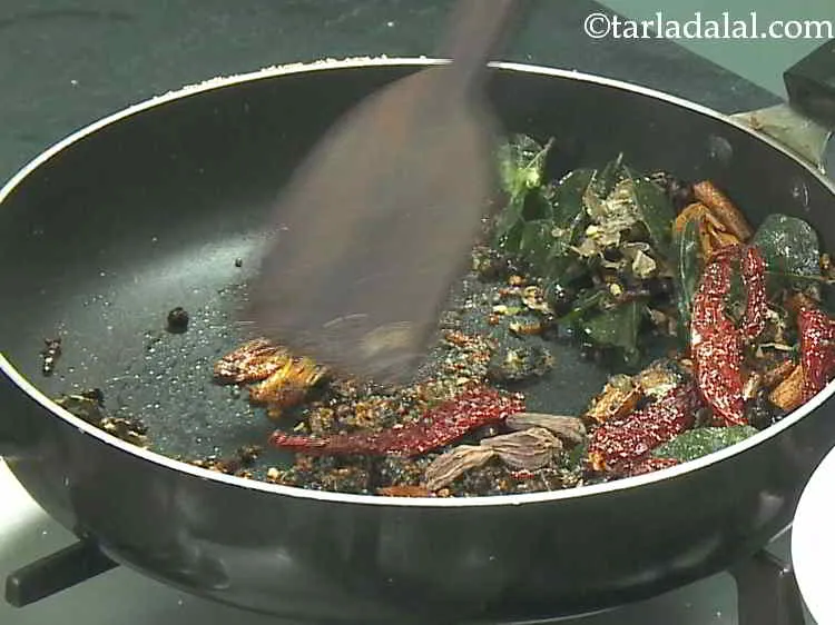 स्टेप 17 – काली इलायची (बडी इलाइची) डालें और धीमी आंच पर कुछ …