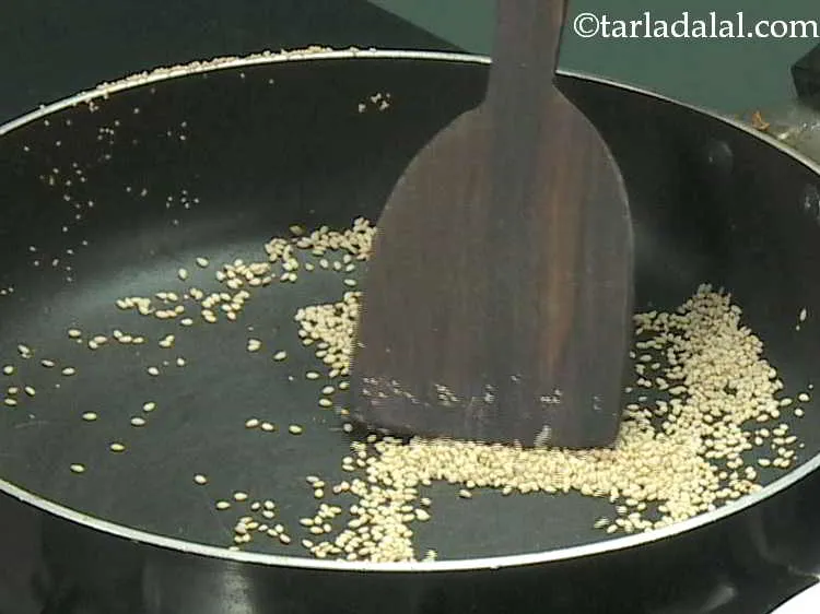 स्टेप 4 – उसी पैन में तिल डालें और धीमी आंच पर १ …