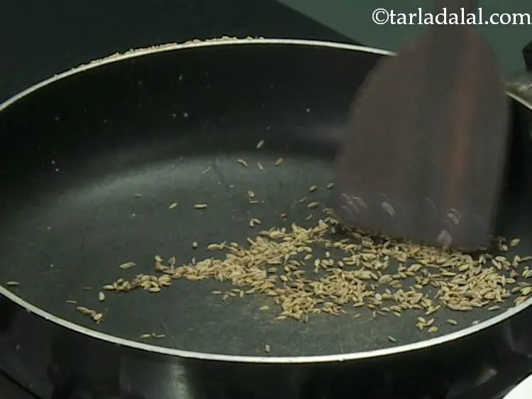 स्टेप 6 – उसी पैन में शाहजीरा डालें और धीमी आंच पर १ …