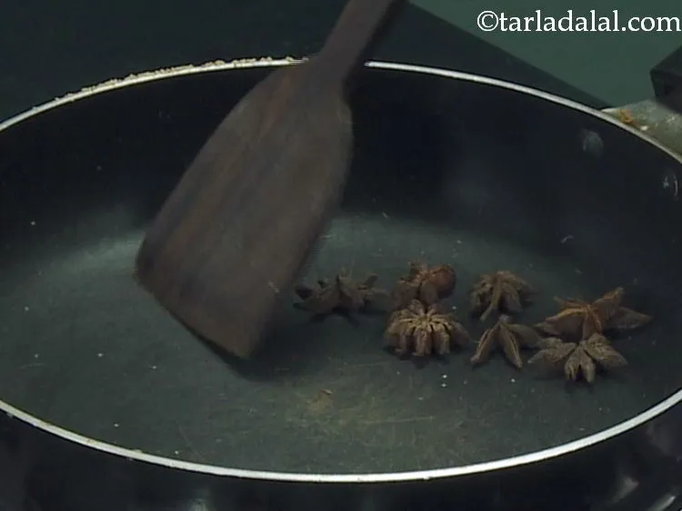 स्टेप 7 – अंत में, उसी पैन में स्टार ऐनीज़ डालें और धीमी …