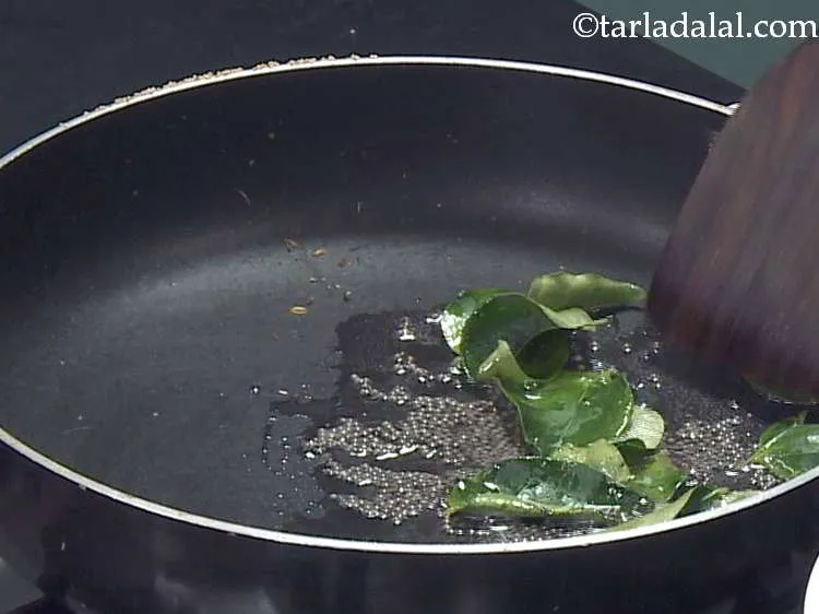 स्टेप 8 – उसी पैन में तेल गरम करें और सरसों डालें। जब …