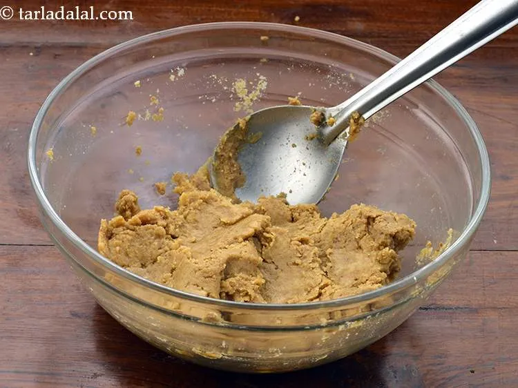 Step 10 – Mix the mixture of <strong>microwave gol papdi Indian mithai</strong> very well.&nbsp;