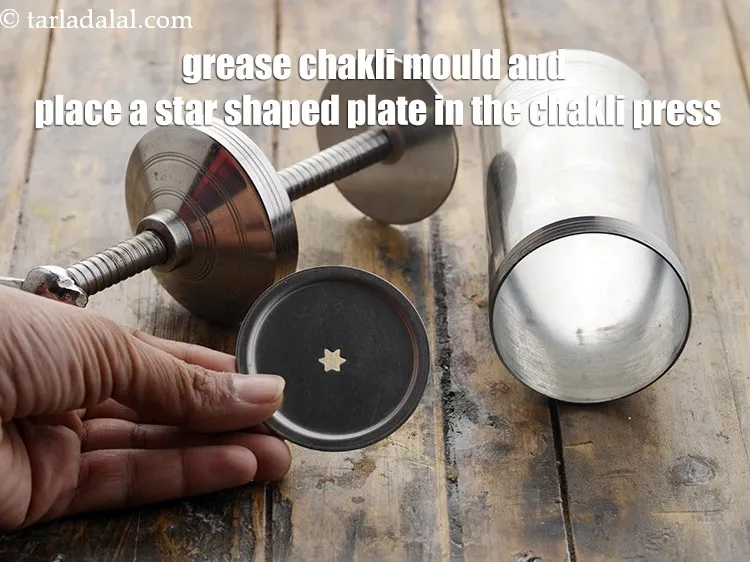 स्टेप 13 – <strong>मल्टीफ्लार चकली रेसिपी&nbsp;|&nbsp;रागी ज्वार चकली&nbsp;|&nbsp;नाचनी ज्वार चकली&nbsp;|&nbsp;हेल्दी बेक्ड चकली&nbsp;|&nbsp;</strong>बनाने के …