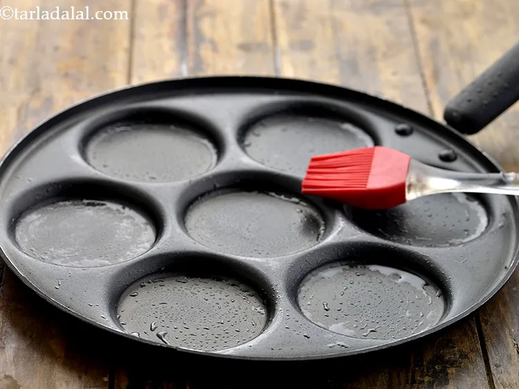 Step 8 – Make sure the uttapa pan is hot enough and then grease some oil.<br /> &nbsp;