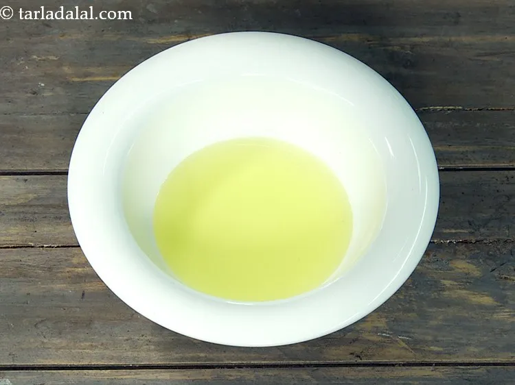 स्टेप 3 – <strong>ग्रीक सलाद</strong> के लिए ड्रेसिंग बनाने के लिए | <strong>ग्रीक …