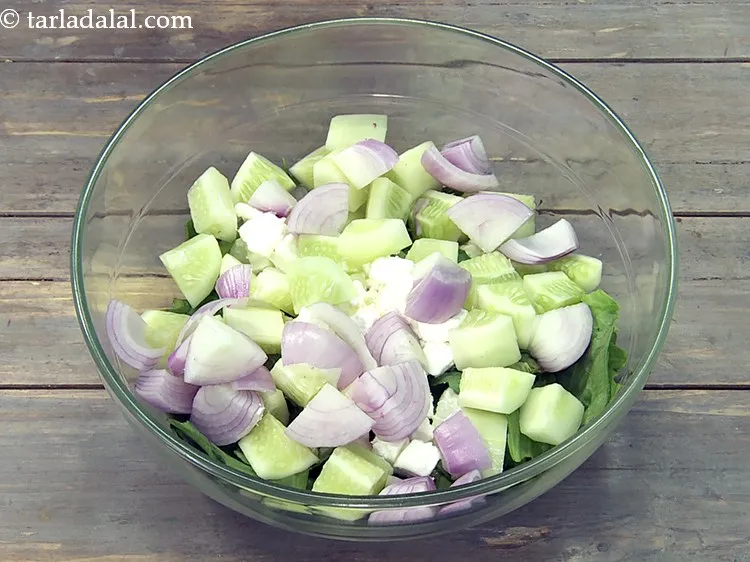 स्टेप 12 – १/२ कप मोटा <a href=""https://www.tarladalal.com/glossary-chopped-onions-hindi-722i"">कटा हुआ प्याज</a> डालें।&nbsp;कच्चा प्याज&nbsp;<a href=""https://www.tarladalal.com/recipes-for-Vitamin-C-Rich-Indian-Recipes-in-hindi-language-804"">विटामिन …