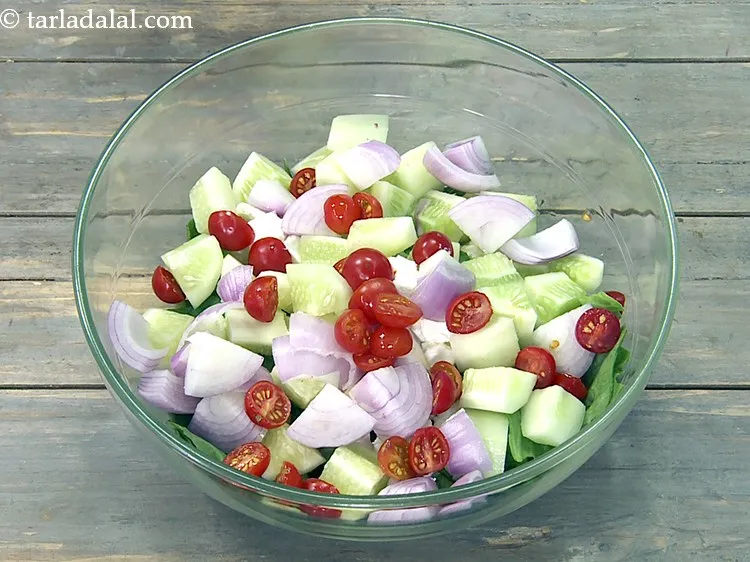 स्टेप 13 – १/४ कप <a href=""https://www.tarladalal.com/glossary-cherry-tomato-halves-hindi-2464i"">आधे कटे हुए चेरी टमाटर</a> डालें।&nbsp;टमाटर <a …