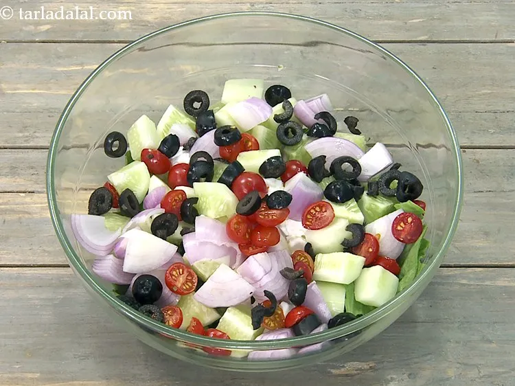 स्टेप 14 – एक सच्चे मेडिटरेनीअन स्वाद के लिए १/४ कप <a href=""https://www.tarladalal.com/glossary-sliced-black-olives-hindi-1069i"">कटा …