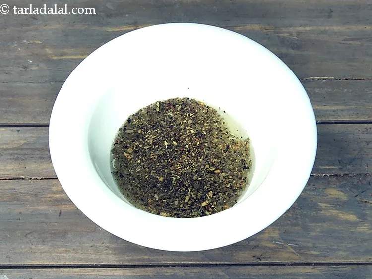 स्टेप 4 – स्वाद के लिए १ टी-स्पून <a href=""https://www.tarladalal.com/glossary-dried-oregano-hindi-268i"">ऑरेगानो</a> डालें।