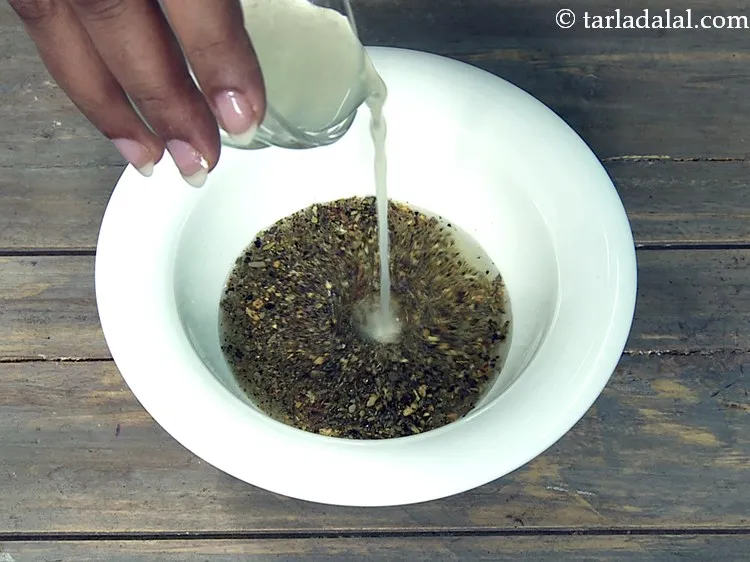 स्टेप 5 – १ टेबल-स्पून <a href=""https://www.tarladalal.com/glossary-lemon-juice-numbi-ka-ras-nimbu-ka-juice-hindi-471i"">नींबू का रस</a> डालें।&nbsp;<a href=""https://www.tarladalal.com/recipes-using-lemon-in-hindi-428"">नींबू</a>&nbsp;<a href=""https://www.tarladalal.com/recipes-for-Vitamin-C-Rich-Indian-Recipes-in-hindi-language-804"">विटामिन सी</a>&nbsp;का …