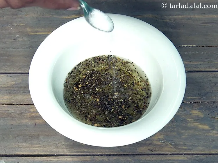 स्टेप 6 – स्वादानुसार <a href=""https://www.tarladalal.com/glossary-salt-namak-table-salt-hindi-418i"">नमक</a>&nbsp;डालें।