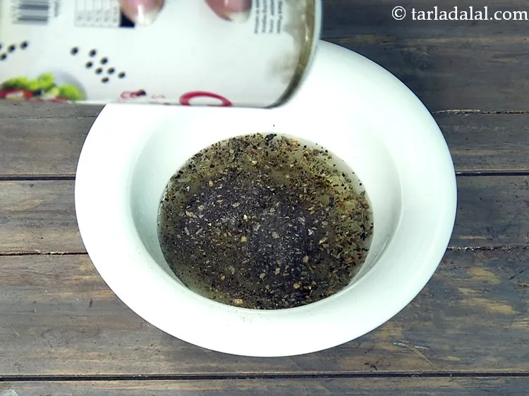 स्टेप 7 – स्वाद के लिए काली मिर्च पाउडर डालें।