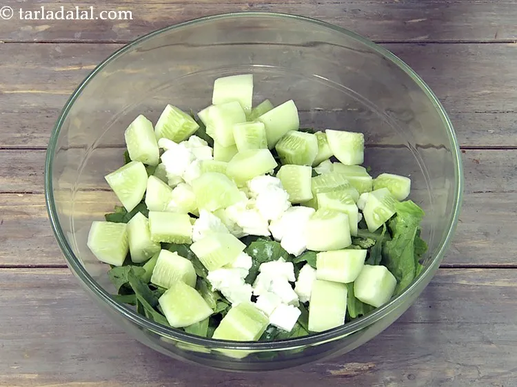 स्टेप 11 – १ कप <a href=""https://www.tarladalal.com/glossary-green-cucumber-cubes-hindi-2601i"">हरी ककड़ी के क्यूब्स</a> डालें।&nbsp;उच्च पानी की …