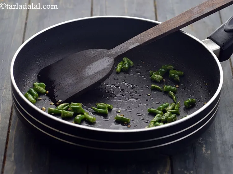 स्टेप 4 – कटी हुई हरी मिर्च डालें, अच्छी तरह मिलाएँ। यदि आप …