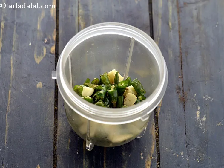 स्टेप 6 – पूरी तरह से ठंडा करें और मिश्रण को एक छोटे …