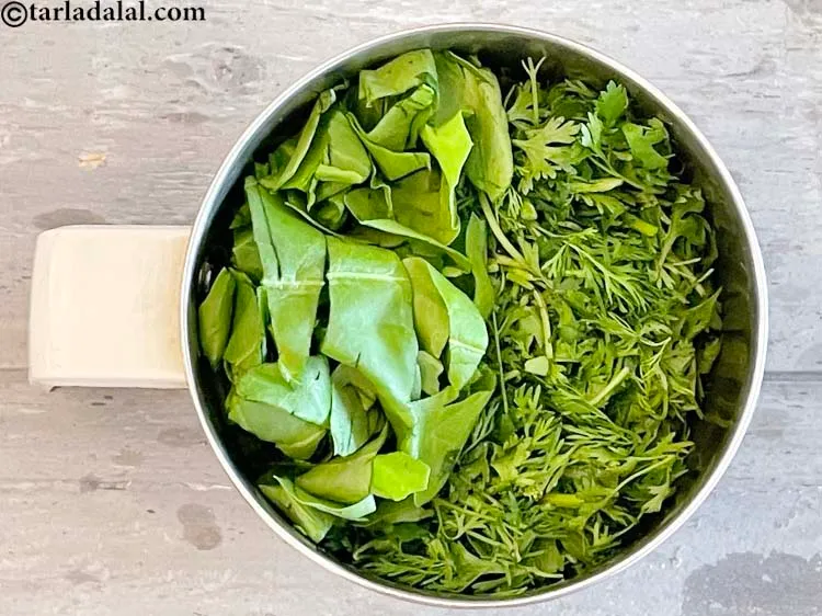 स्टेप 4 – १/४ कप&nbsp;<a href=""https://www.tarladalal.com/glossary-chopped-spinach-hindi-780i"">कटी हुई पालक</a>&nbsp;डालें&nbsp;&nbsp;। ऐसा हरी चटनी को गहरा …