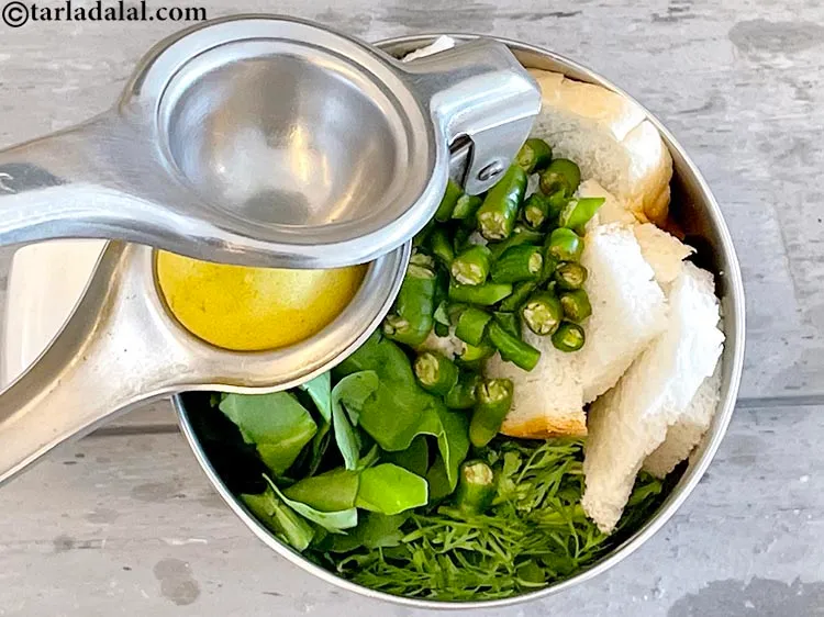 स्टेप 7 – १ टेबल-स्पून&nbsp;<a href=""https://www.tarladalal.com/glossary-lemon-juice-numbi-ka-ras-nimbu-ka-juice-hindi-471i"">नींबू का रस</a>&nbsp;मिलाएं&nbsp;&nbsp;। इससे चटनी का रंग बरकरार …