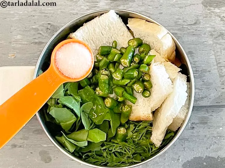 स्टेप 8 – <a href=""https://www.tarladalal.com/glossary-salt-namak-table-salt-hindi-418i"">नमक</a>&nbsp; स्वादअनुसार&nbsp;डालें.