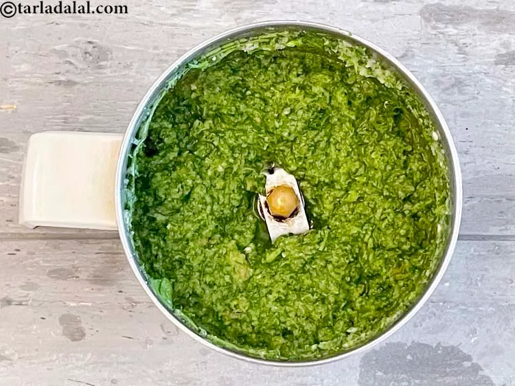 स्टेप 10 – 10 सेकंड के लिए ब्लेंड करें। चटनी कुछ इस तरह …