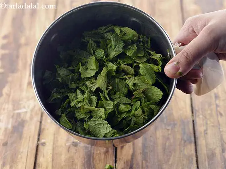 Step 9 – Put the mint leaves in a mixer jar.