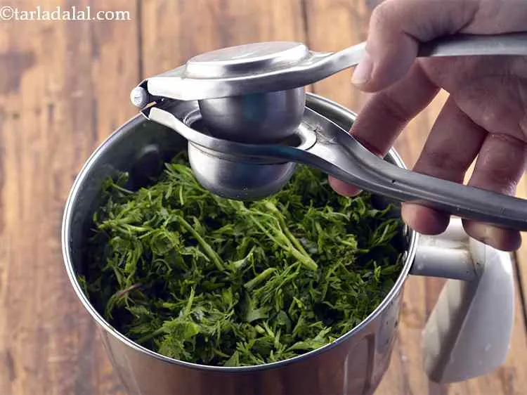 स्टेप 11 – अब इसमें नींबू का रस डालें। यह चटनी के रंग …