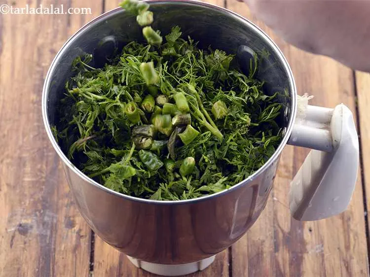 स्टेप 19 – मसाले के लिए ब्लेंडर में लगभग कटी हरी मिर्च जोड़ें। …