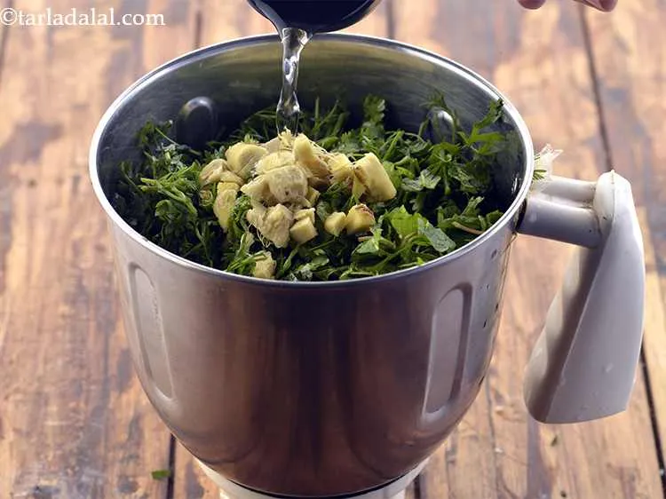 स्टेप 15 – १/४ कप पानी डालें, ताकि पीसने में आसानी हो।