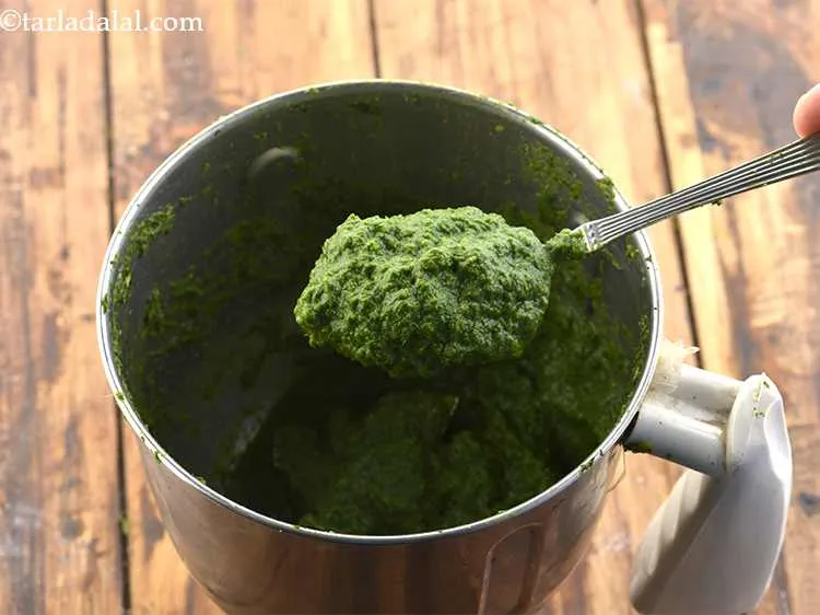 स्टेप 20 – एक चिकनी पेस्ट में&nbsp;धनिया और पुदीने की चटनी&nbsp;को ब्लेंड करें। …