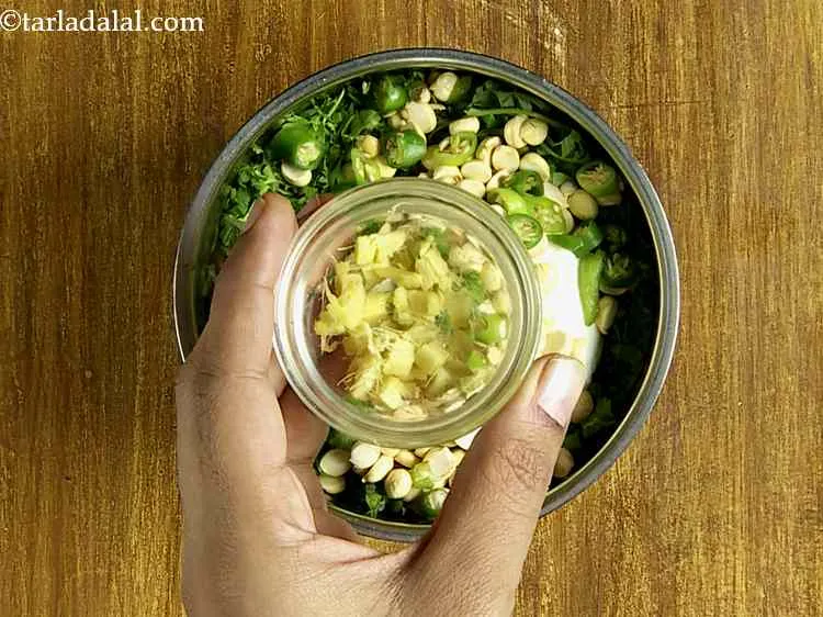 स्टेप 8 – <strong>हरे लहसुन की चटनी</strong> की सामग्री में कटा हुआ अदरक …