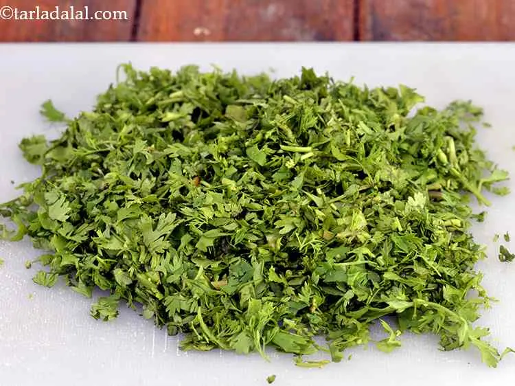 Step 2 – To make&nbsp;<strong>coriander garlic chutney recipe | green chutney for Indian deep fried snacks | palak …