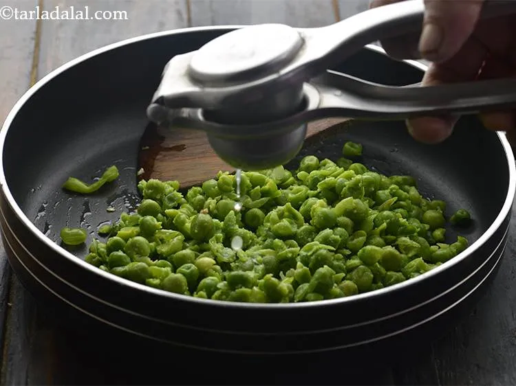 स्टेप 8 – नींबू का रस डालें। इसके बजाय एक चटपटा स्वाद देने …