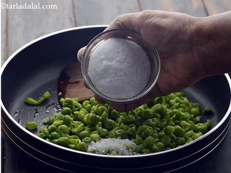 स्टेप 9 – शक्कर और नमक डालें। शक्कर मसाले और खट्टेपन को संतुलित …