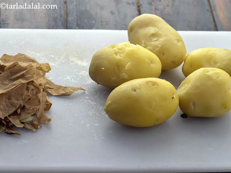 स्टेप 11 – <strong>हरे मटर आलू और पनीर की कटलेट</strong> के लिए आलू …