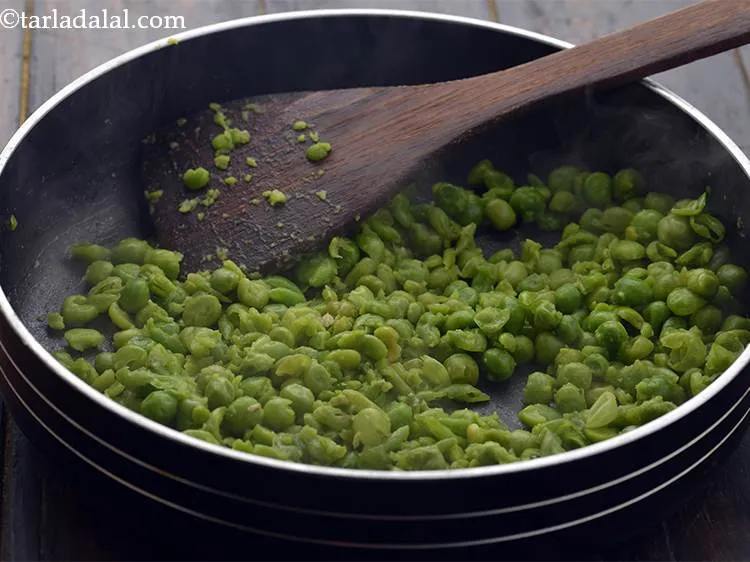 स्टेप 10 – अच्छी तरह से मिलाएं और मध्यम आंच पर बीच-बीच में …