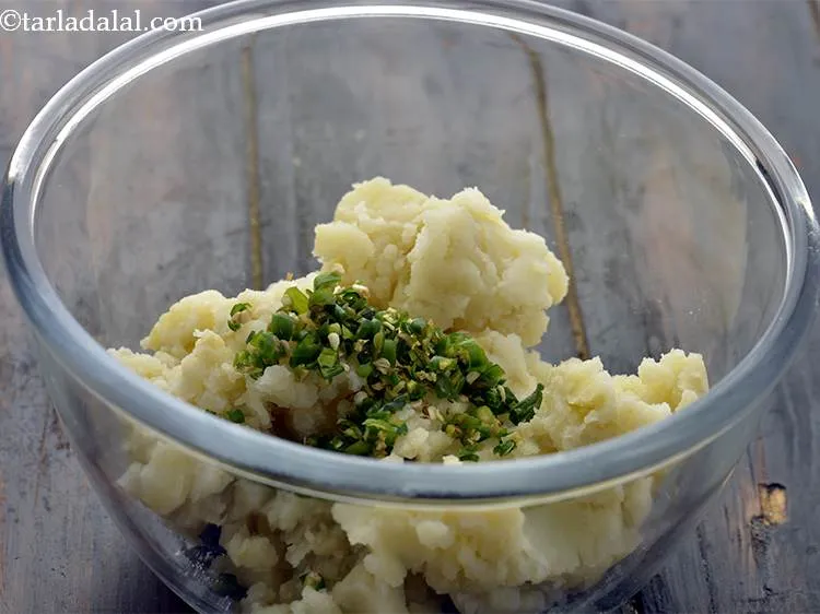 स्टेप 13 – हरी मिर्च डालें। अगर आपके पास हरी मिर्च का पेस्ट …