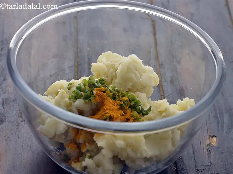 स्टेप 14 – हल्दी पाउडर डालें।