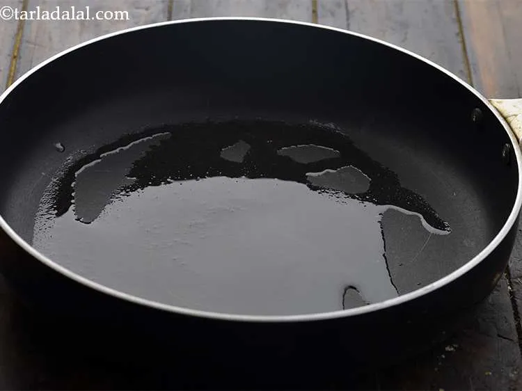 स्टेप 16 – एक चौड़े नॉन-स्टिक पैन में तेल गरम करें।