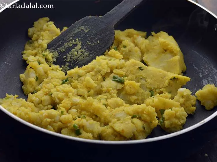 स्टेप 17 – आलू का मिश्रण डालें। मध्यम आंच पर लगातार हिलाते हुए …