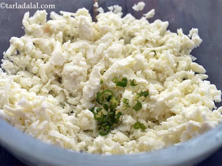 स्टेप 19 – बारीक कटी हरी मिर्च डालें। आप मसाले के स्तर को …