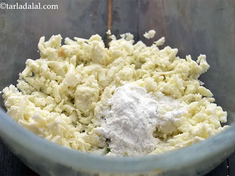 स्टेप 20 – आगे, कॉर्नफ्लोर डालें। आप मैदे का उपयोग भी कर सकते …